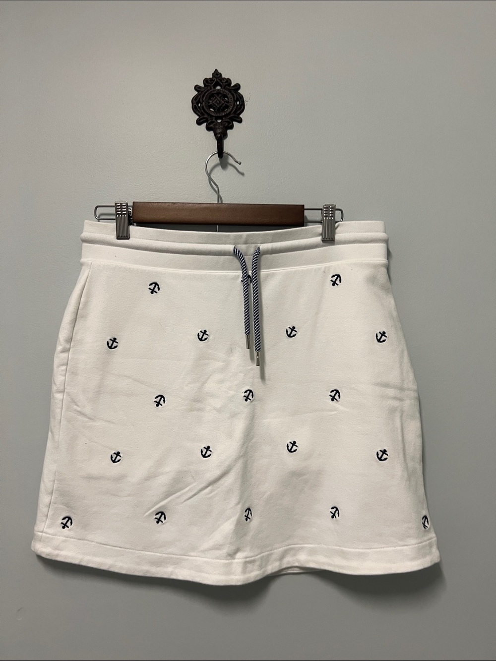 Talbots White Anchor-Embroidered Skort with Navy Drawstring